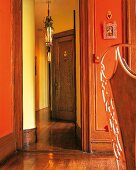 Flur, Türen und Böden aus dunklem Holz, Altbau, orientalische Lampe