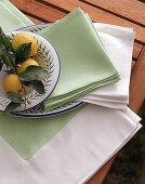 Leinen Tischwäsche im zartem Grün und Weiß