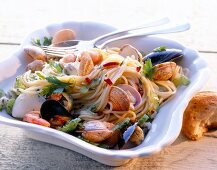 Spaghetti mit Meeresfrüchte-Sosse in einem tiefen Teller
