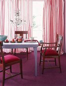 Puristischer Tisch mit braunen Stühlen und rotem Teppich.