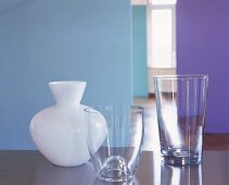 Eine Vase aus weißem Opalglas, 2 Glasvasen zum Verzieren