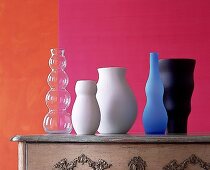 Fünf verschiedene Vasen, die v. Hand verziert werden können, m. Anleitung