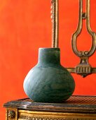 schlichte bauchige Vase a. einem Stuhl m. Anleitung zum Verzieren
