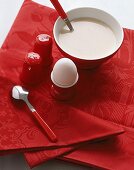 Leuchtend rot die Milchkaffeeschale d. Eierbecher u.Salz+Pfeffer Streuer
