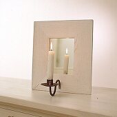 Spiegel mit weißlasiertem Holzrahmen mit Kerzenhalter.X