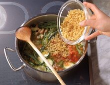 Italienische Minestrone: Nudeln in die Suppe, 5