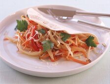 Tortillas mit Paprika und Bohnensprossen Gemüse.