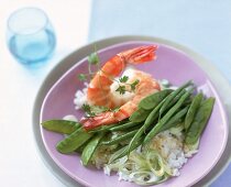 Reissalat mit grünem Sommergemüse und Scampi