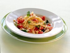 Spaghetti mit Rucola-Pesto und To- maten