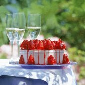 Erdbeer-Joghurt-Torte mit ganzen Früchten, festlich dekoriert