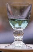 Flasche Absinth mit Glas