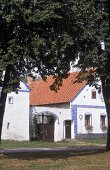 Häuserfronten des Dorfes in Südböhmen-Holasovice