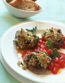 Überbackenes Schweinefilet mit Käse, Kapern, Tomaten