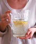 Saft mit frischen Zitronen in einem Glaskrug
