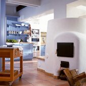 Küche im mediterranem Stil mit prachtvollem Holzofen u Fliesenbank