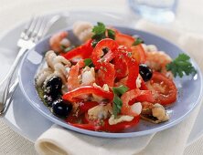 Meeresfrüchtesalat mit Paprika, Tomaten und Oliven