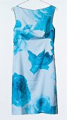 Etui-Kleid in blau mit Rosendruck 