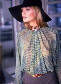 Frau im 80er-Look: Cowboy-Schlapphut Faltenbluse, auffälliges Collier