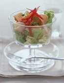 Käse-Trauben-Salat mit Blattsalat und Putenbrust in einem Glas