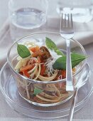 Spaghetti mit Steinpilzen, Tomaten + Basilikumblättern im Glasschälchen