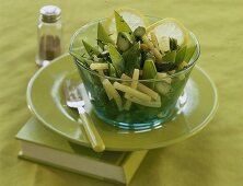 Nudelsalat mit Zuckerschoten,und grünen Spargelspitzen