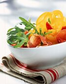 Salat mit Rucola, Paprika, Schinken, Parmesan