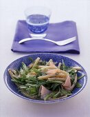 Makkaroni-Salat mit Zuckerschoten und geräucherter Putenbrust