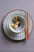 Teller und Schale mit Asiatischem Schriftzug,Stäbchen auf dem Teller