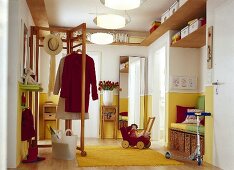 Garderobe mit Stauraum unter der Decke,Wand halbhoch in gelb