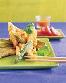 Spargel-Tempura mit Thunfisch, asiatisches Spargelgericht frittiert