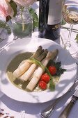 Weißer Spargel mit grüner Spargelsosse, Lauch + Kirschtomate