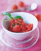 Geeiste Erdbeer-Melonen-Creme mit grünem Pfeffer, Dessert, Nachspeise
