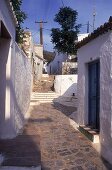 Enge griechische Dorfgasse mit Stufen, auf der Insel Hydra