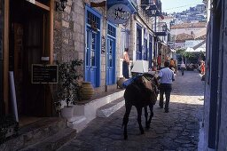 Straßenszene mit Maultier in einer Gasse mit Tavernen auf Hydra