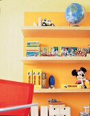 Regal mit Micki-Mouse-Comicsammlung, Globus + Spielzeug