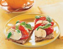 Knäckebrot mit Mozzarella und Tomate 