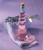 Lavendel-Sirup in einer Flasche, steht auf einer Serviette
