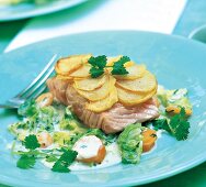 Lachs mit Kartoffelkruste auf Wirsing-Gemüse