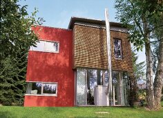 Modernes Einfamilienhaus mit Holztafelwänden, Glas u. rotem Mauerwerk