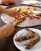 Tepan-Edelstahlplatte, auf der Shrimps + Gemüse zubereitet werden