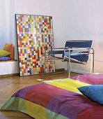 Stahlrohr-Sessel "Wassily" vor Kunstplakat mit bunten Quadraten
