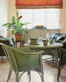 Sitzgruppe aus grünen Korbmöbeln, Lloyd-Loom-Seesel + passender Tisch