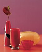 Schlanke Vasen + Schälchen aus tiefrotem Glas, orangefrbene Kugelvase