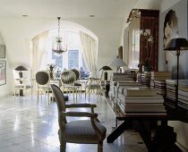 Gustavianische Stühle, BiedermeierSekretär mit Büchern, Glasesstisch
