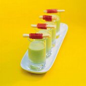 Grissinis + Parmaschinken serviert auf Spargelsuppe in Schnapsgläsern