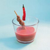 Entenbruststreifen am Spieß im Glas mit rosafarbenem Curry-Dip