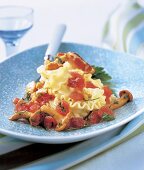 Lasagnette mit Tomaten, Coppa + frischen Pfifferlingen + Basilikum