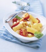 Tortiglioni mit Cherry-Tomaten, Mozzarellawürfeln + Basilikum