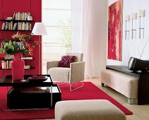 Heller Sessel mit Couchtisch auf rotem Teppich.