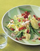 Trikolore Pastasalat mit Zuckerschoten und Erdbeeren